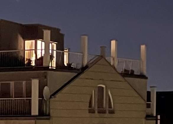 Unter starker Vergrößerung ist aber sichtbar, dass das iPhone 12 Pro Max weniger Bildrauschen aufweist ...